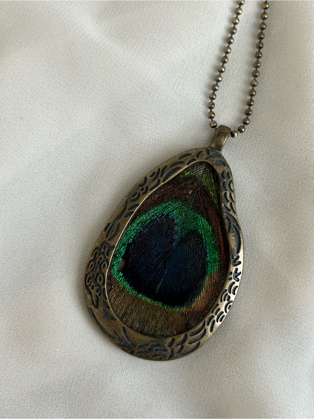 Vintage Peacock Feather Pendant Necklace – Ornate Teardrop Design - Picture 2 of 5